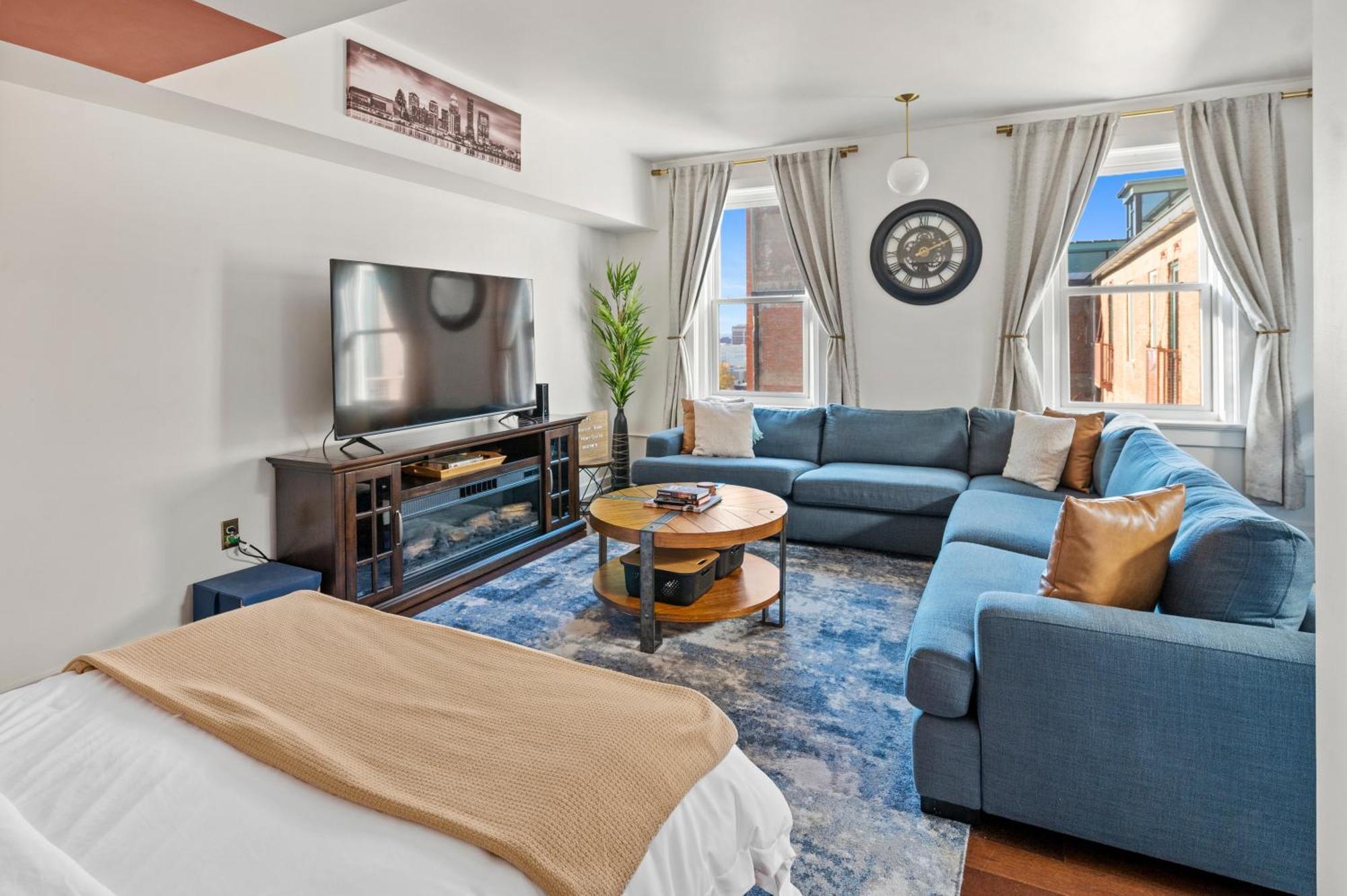 Downtown Louisville-ideal Location- Rooftop Patio-free Parking