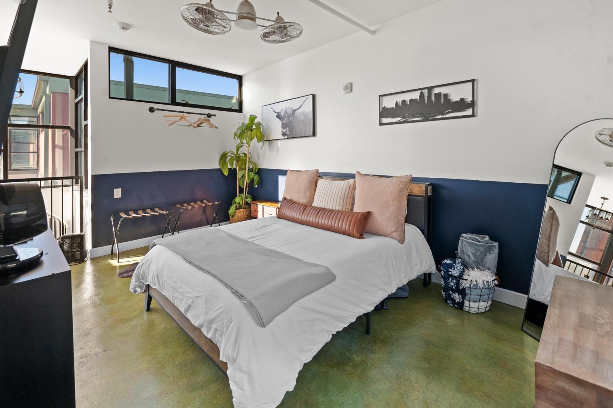 Downtown Louisville-ideal Location- Rooftop Patio-free Parking Apartment