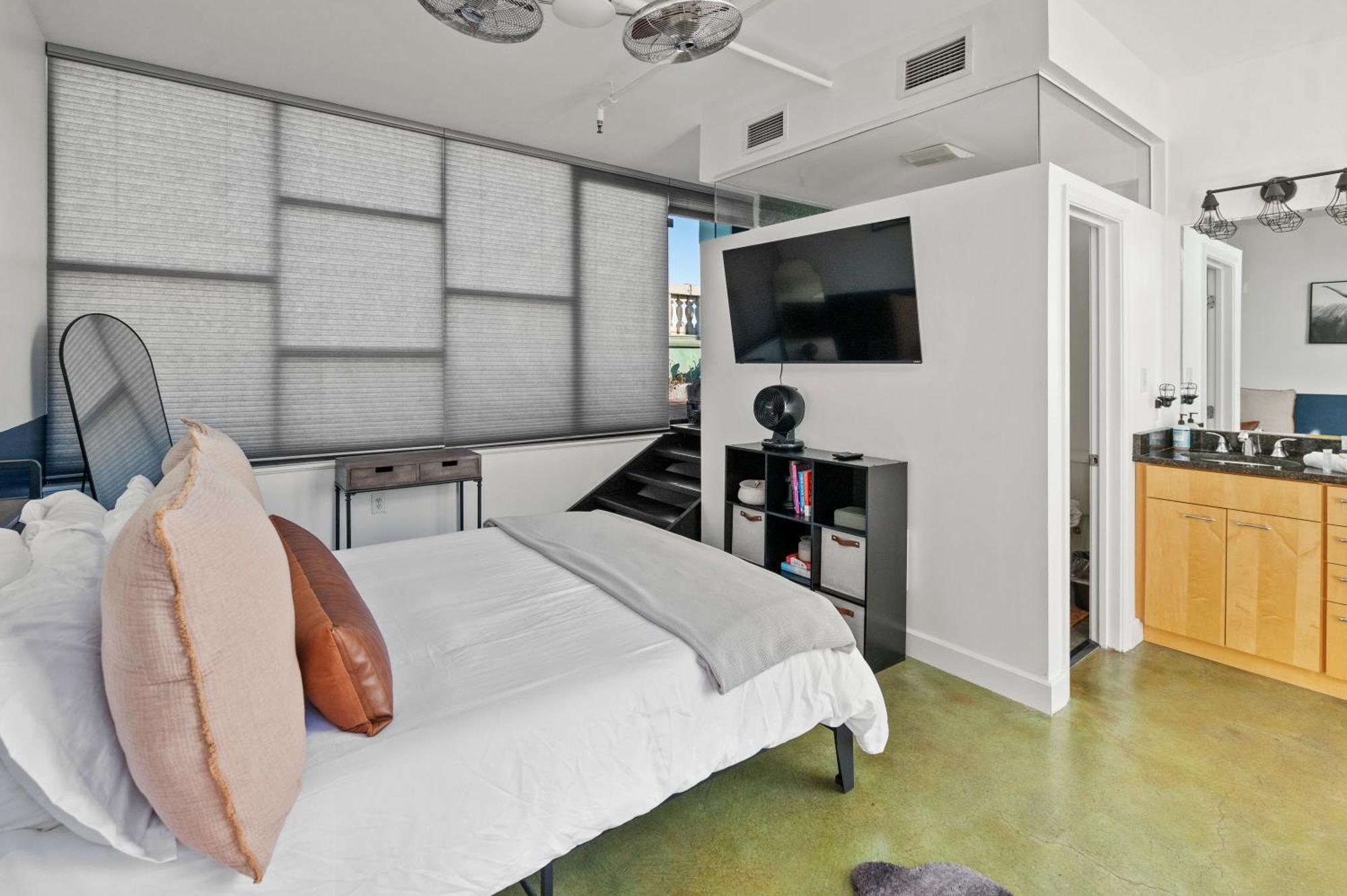 Apartment Downtown Louisville-ideal Location- Rooftop Patio-free Parking *