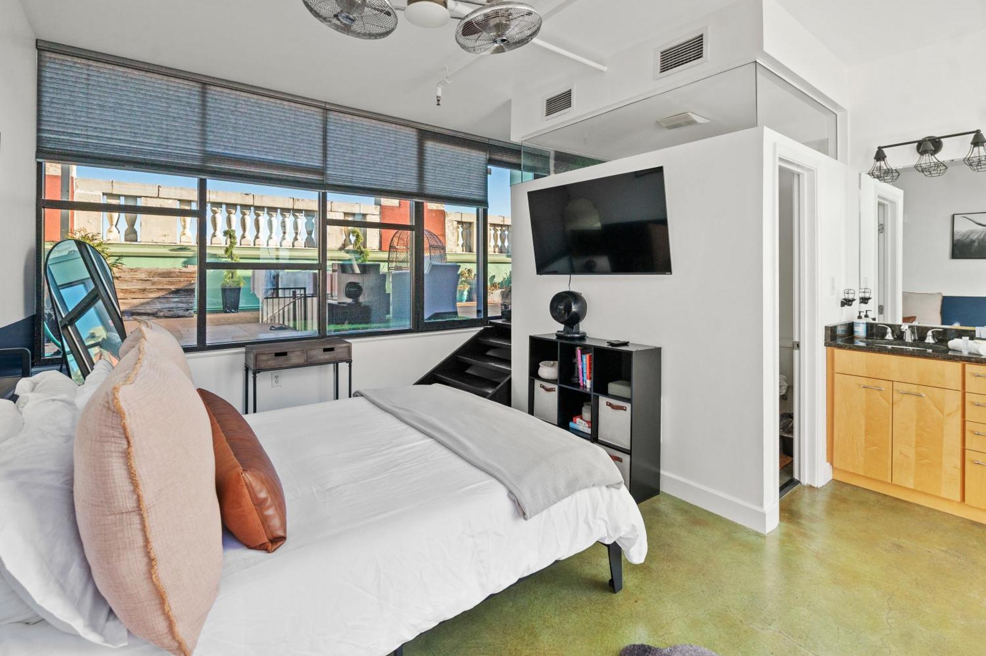 Downtown Louisville-ideal Location- Rooftop Patio-free Parking Louisville