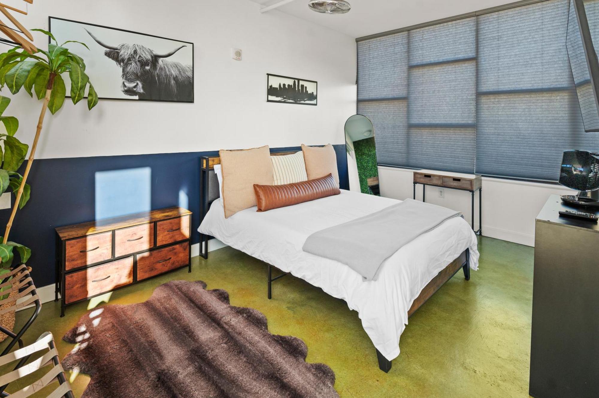 Downtown Louisville-ideal Location- Rooftop Patio-free Parking