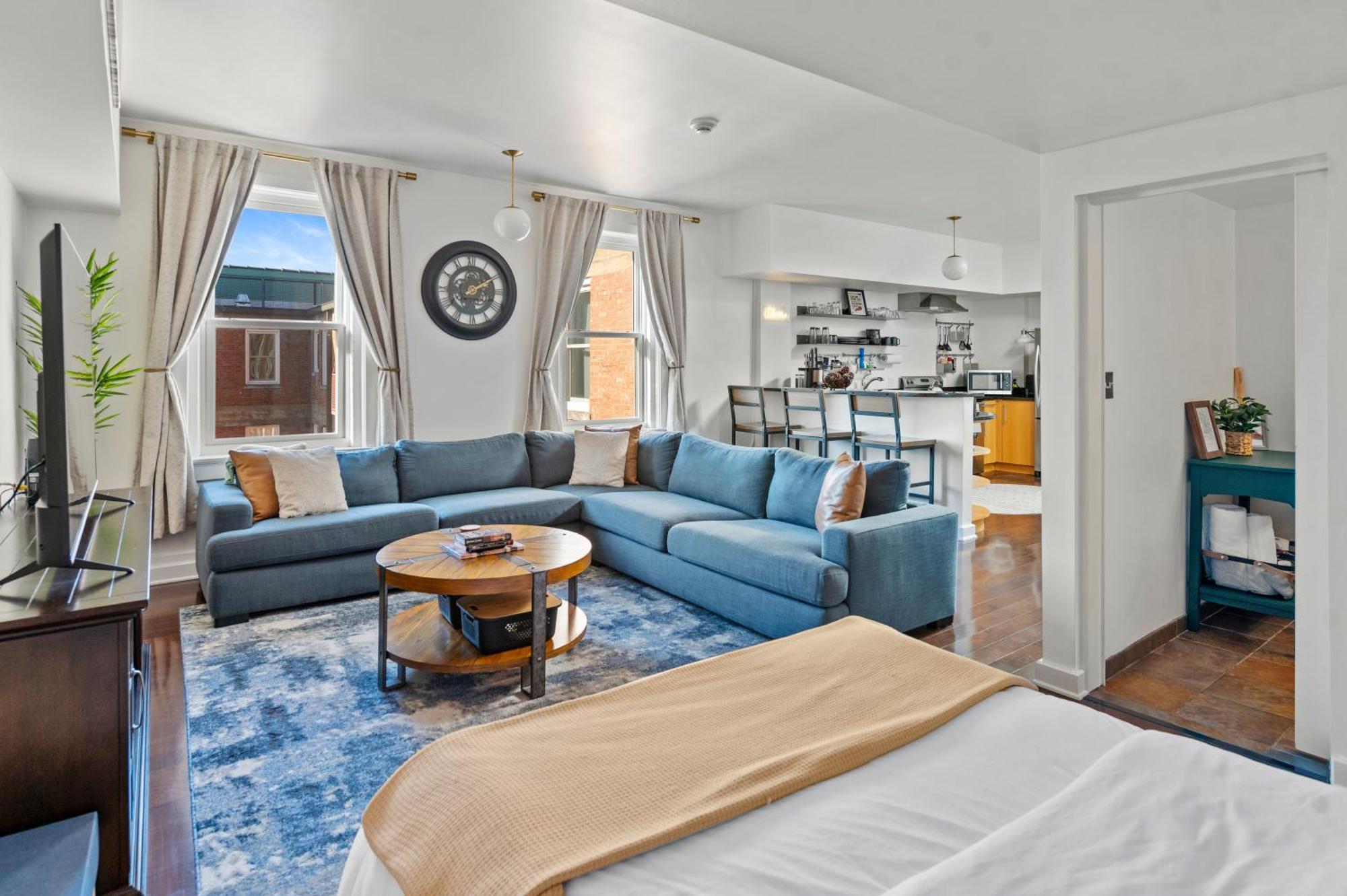 Downtown Louisville-ideal Location- Rooftop Patio-free Parking