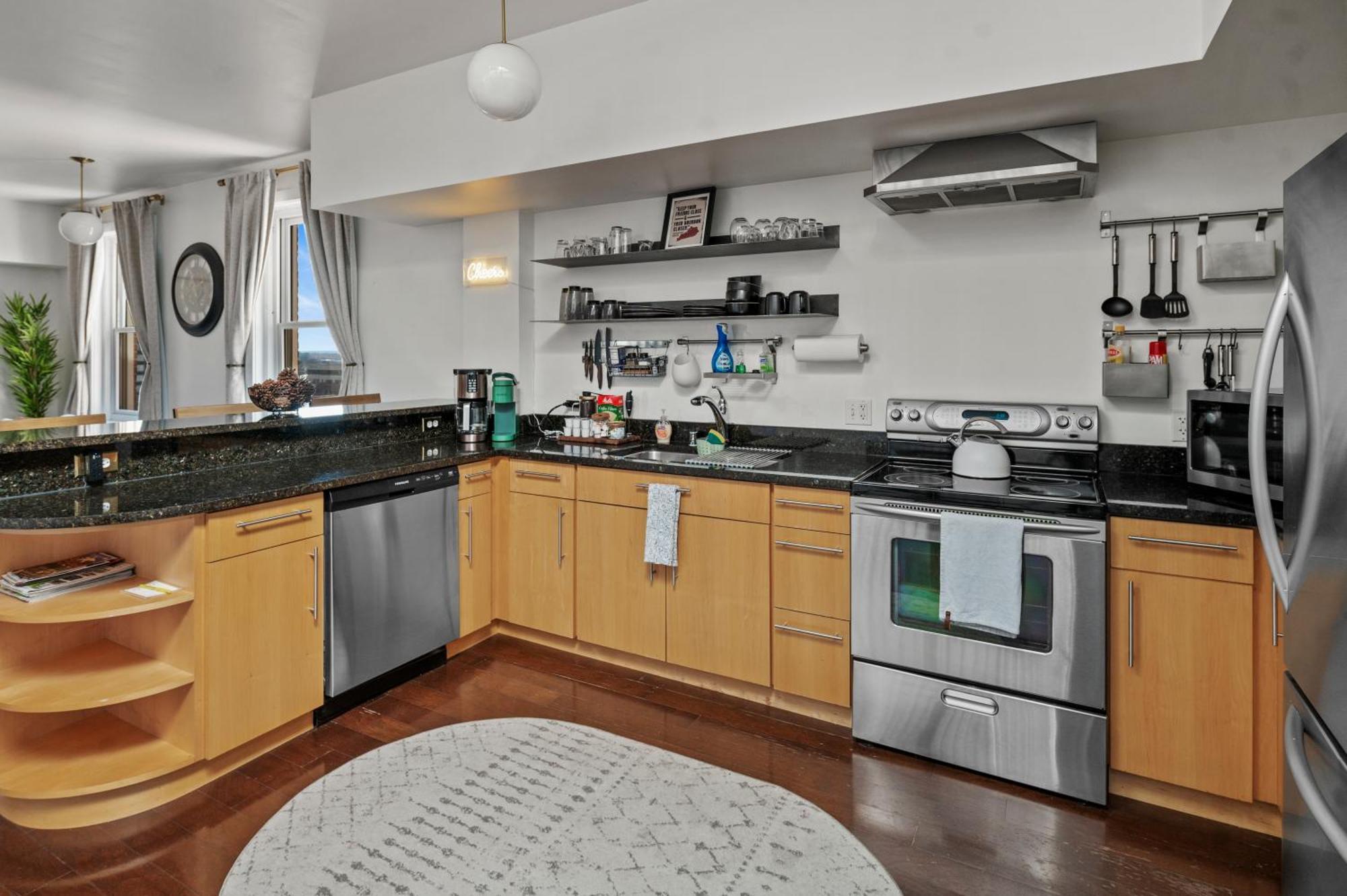 Downtown Louisville-ideal Location- Rooftop Patio-free Parking *