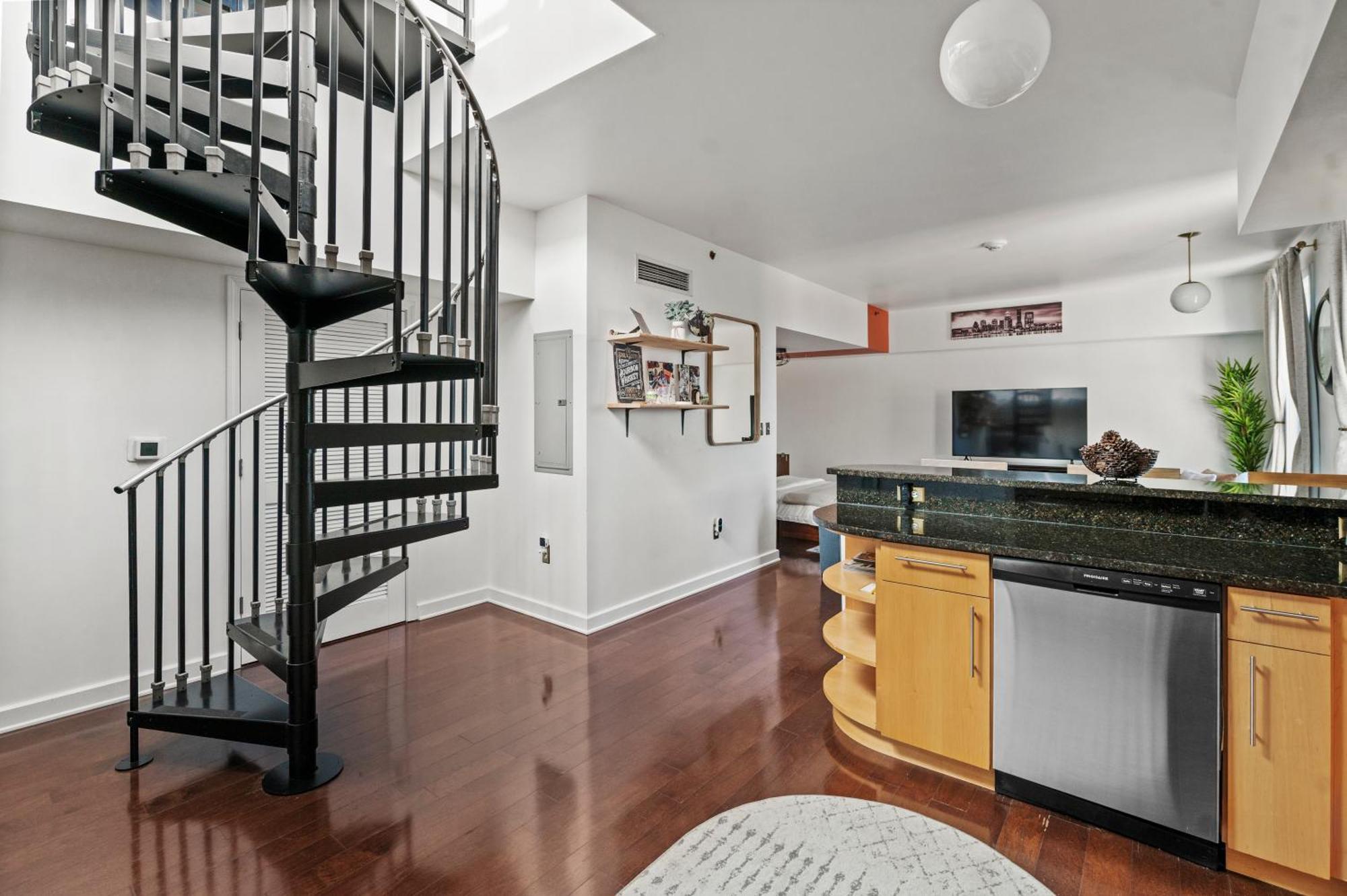 Downtown Louisville-ideal Location- Rooftop Patio-free Parking