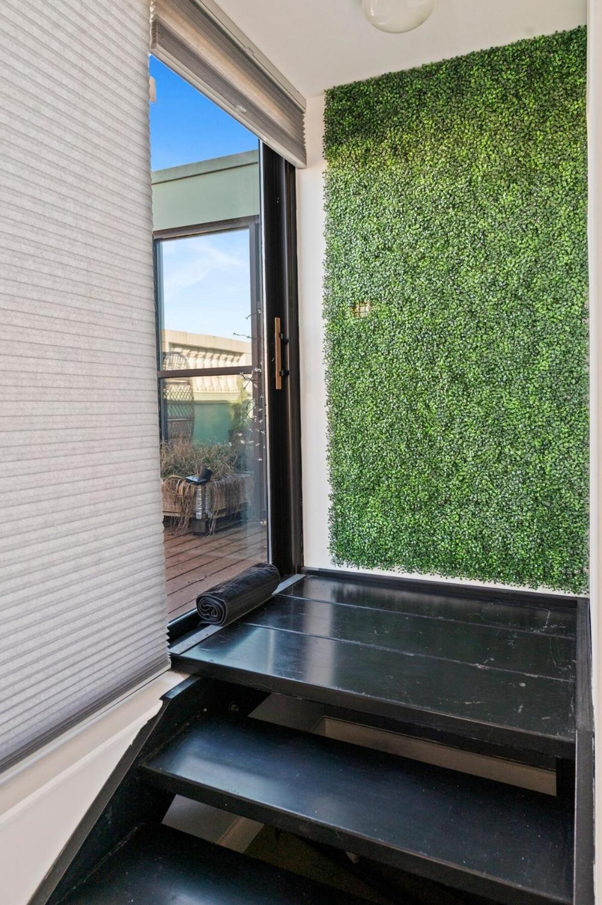 Downtown Louisville-ideal Location- Rooftop Patio-free Parking *
